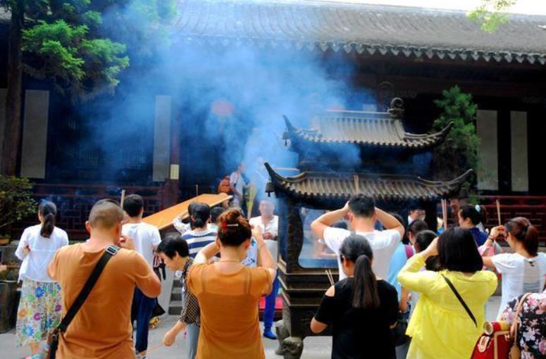 烧香拜佛禁忌：进门迈脚，持香扶香