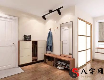 入门挂镜子的风水好不好 入门挂镜子的风水好不好