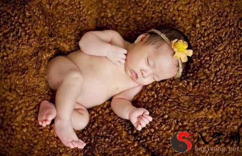 梦见抱着别人家的小女孩