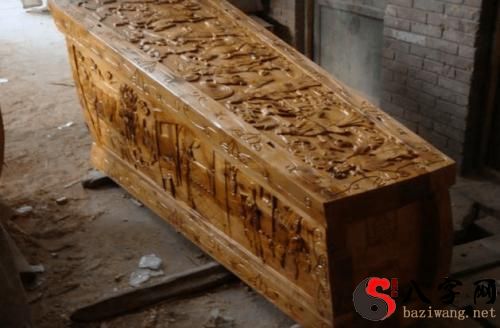 梦见自己拉棺材