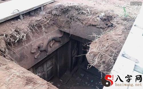 梦见棺材在坟墓外面