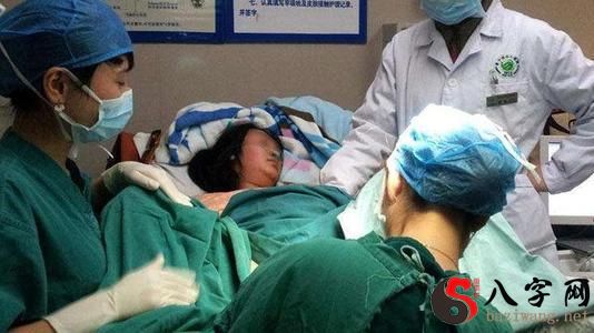 梦见自己在医院生孩子