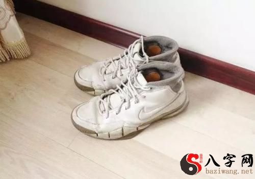 梦见自己鞋子找不到了