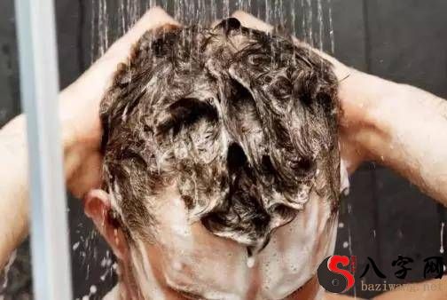 梦见自己洗头掉头发