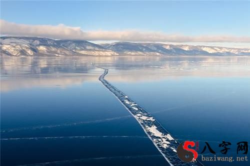 梦见河水结冰在冰上走