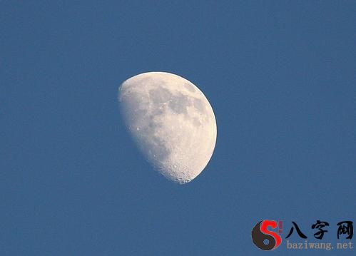 梦见白天有月亮