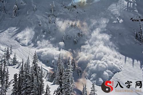 梦见突然雪崩