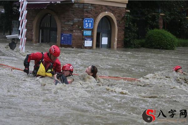 梦见发大水救人