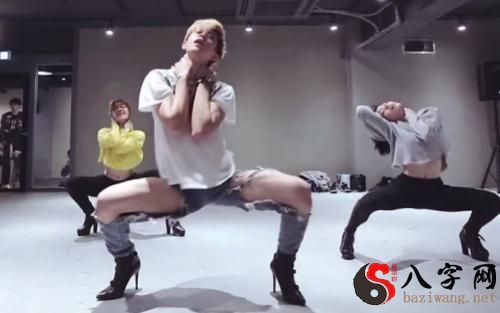 梦见和别的男人跳舞