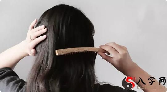 梦见梳头掉头发